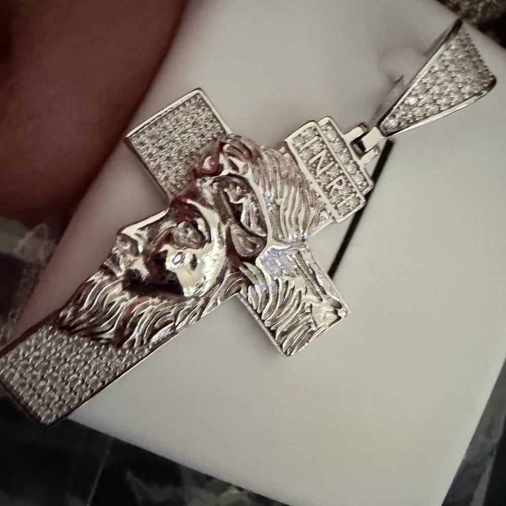 MOISSANITE
925 SILVER
1.00CTW
$600.00 Jesus head crossed pendant